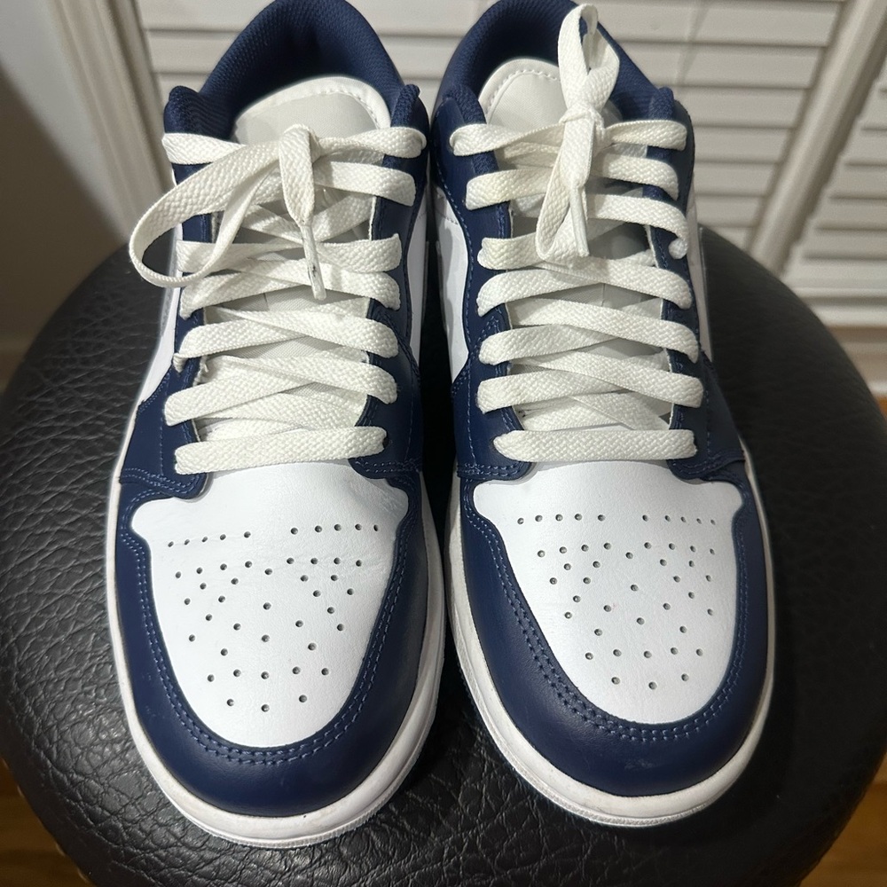Nike White and Navy Sneakers 💙🤍 Size Men’s 8! Best Offer Accepted!